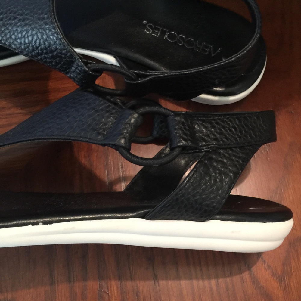 NWOT AEROSOLES Black & White Thong Sandals - Picture 6 of 8